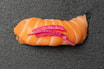 27. Laks m. Sød & Sure Løg Nigiri