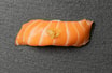 25. Laks m. Hvidløg Nigiri